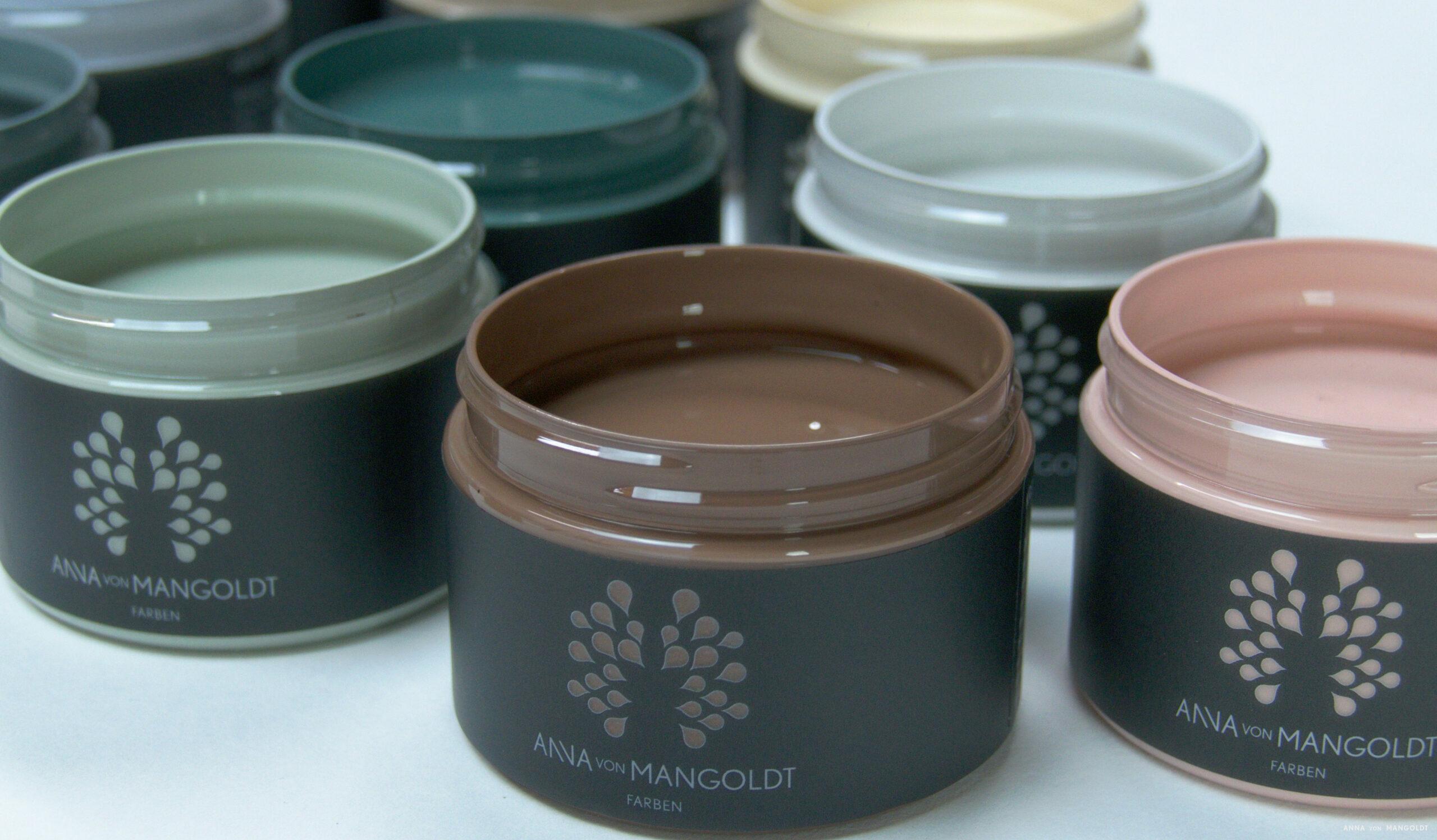 Mehrere offene Farbtöpfe