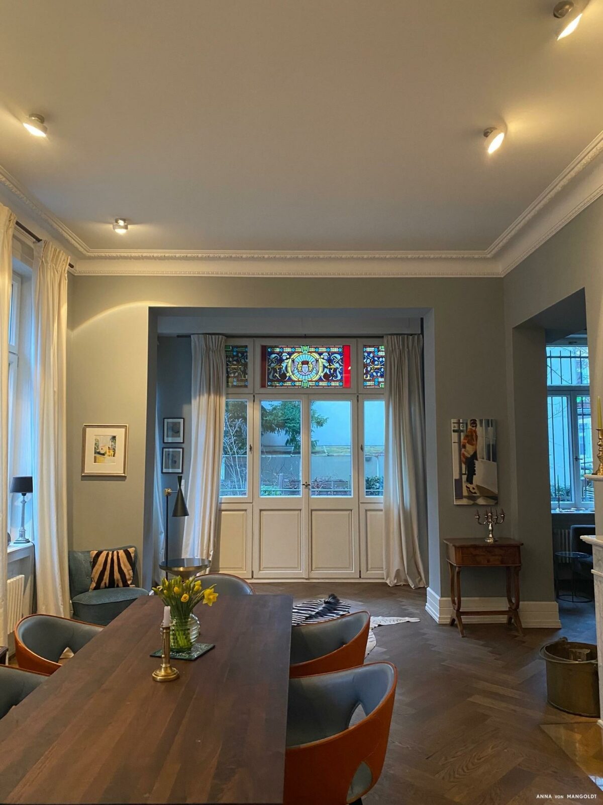 Esszimmer mit weißem Stuck und Wänden in Pinakothek 550