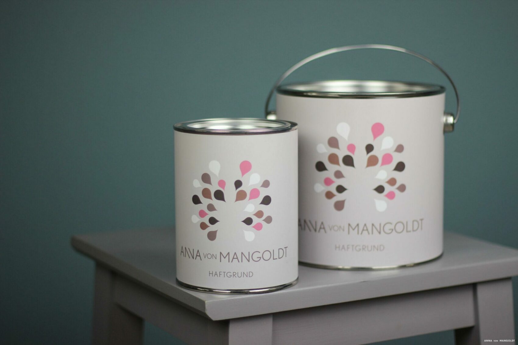 Großes und kleines Gebinde der Grundierung Haftgrund