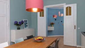Moderne, helle Wohnung in Aquatönen und Pinken Accessoires