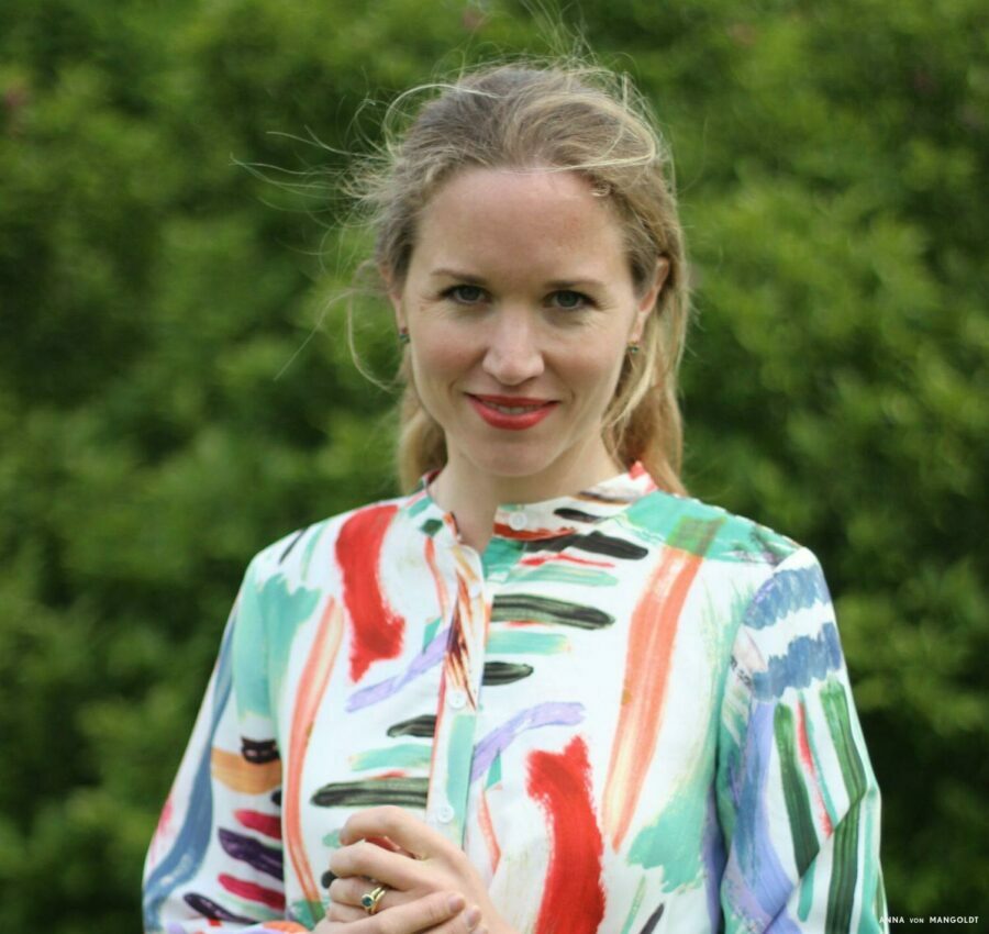 Portrait Anna von Ketteler im heimischen Garten