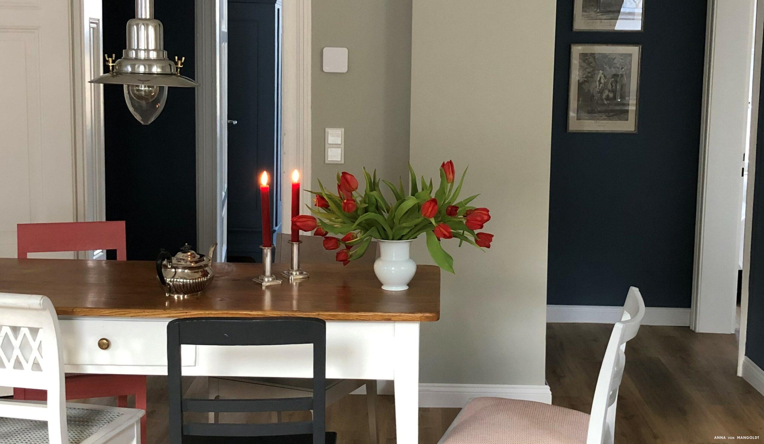 Altbauwohnung gestrichen in Graugrün und Dunkelblau mit gestrichener Sitzgruppe