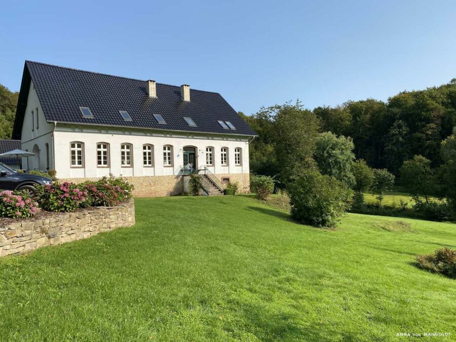 Forsthaus auf einer weiten Lichtung in OWL