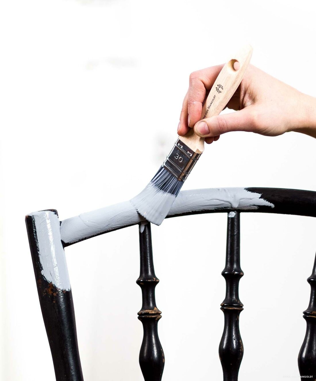 Dunklerstuhl wird mit hellblauer Kreidefarbe gestrichen