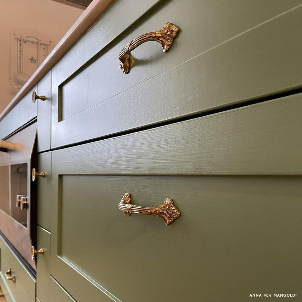 Küchenfront im Grünton Absinth gestrichen