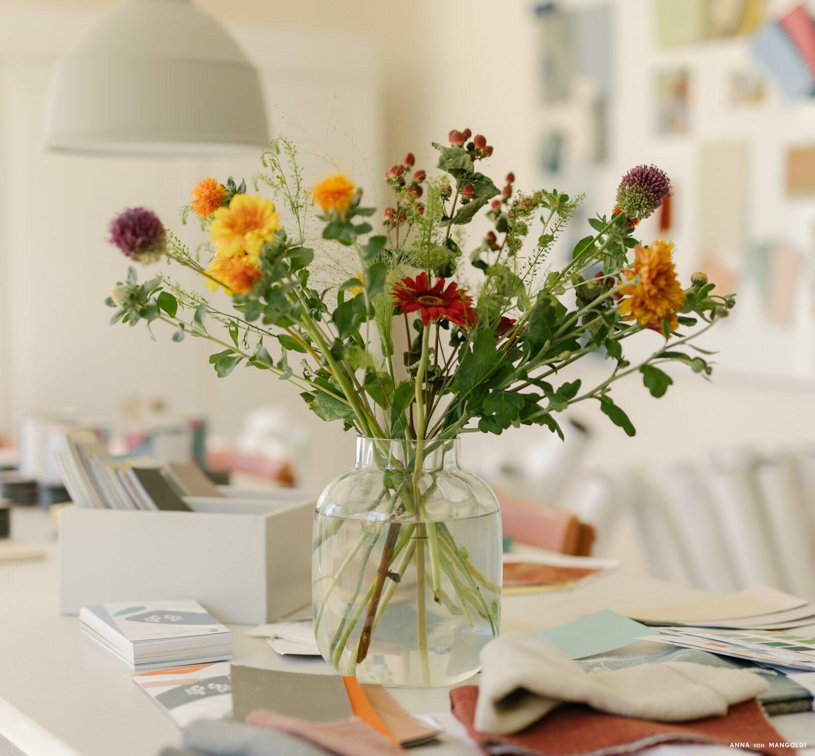 Ein Wildblumenstrauß auf dem Tisch in Annas Atelier