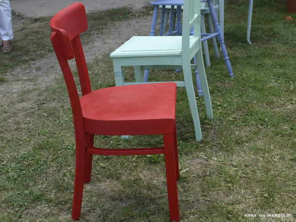 Stühle in bunten Farben streichen