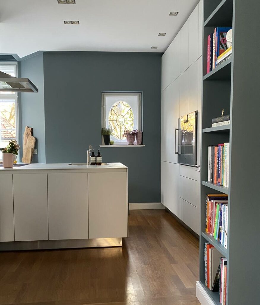 Moderne Küche zur kräftigen Wandfarbe in Grau-Blau-Grün