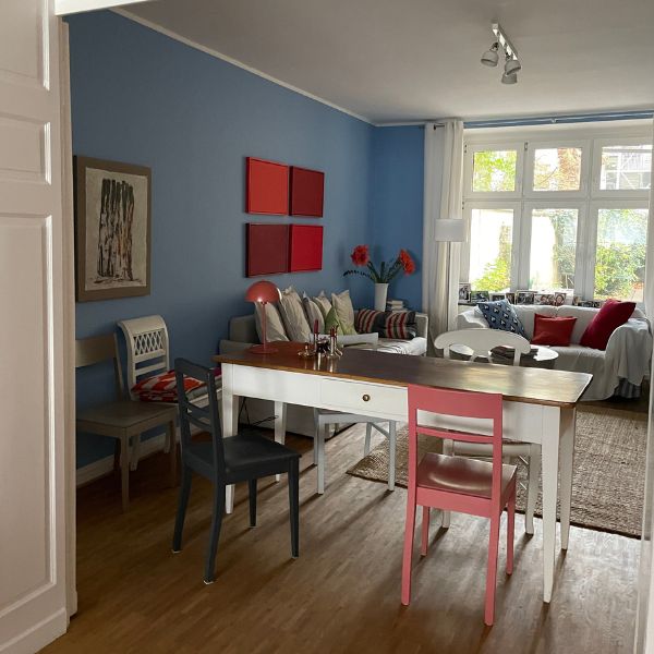 Wohnzimmer in einer Altbauwohnung in einem fröhlichen Blauton von Anna von Mangoldt Farben, MAMMA MIA 169