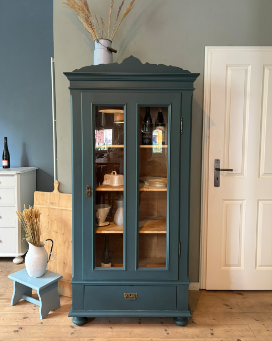 Kommode mit Kreidefarbe im Anna von Mangoldt Farbton Baronesse 578