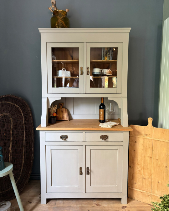 Kommode mit Kreidefarbe im Anna von Mangoldt Farbton Buddenbrooks