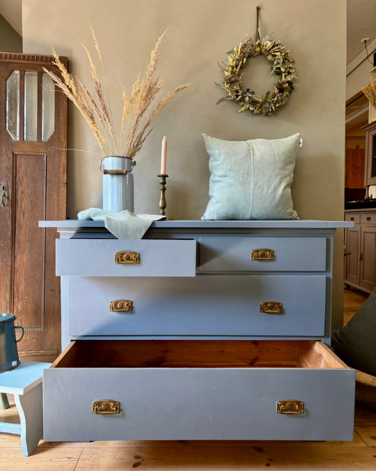 Kommode mit Kreidefarbe im Anna von Mangoldt Farbton Der junge Baron 314