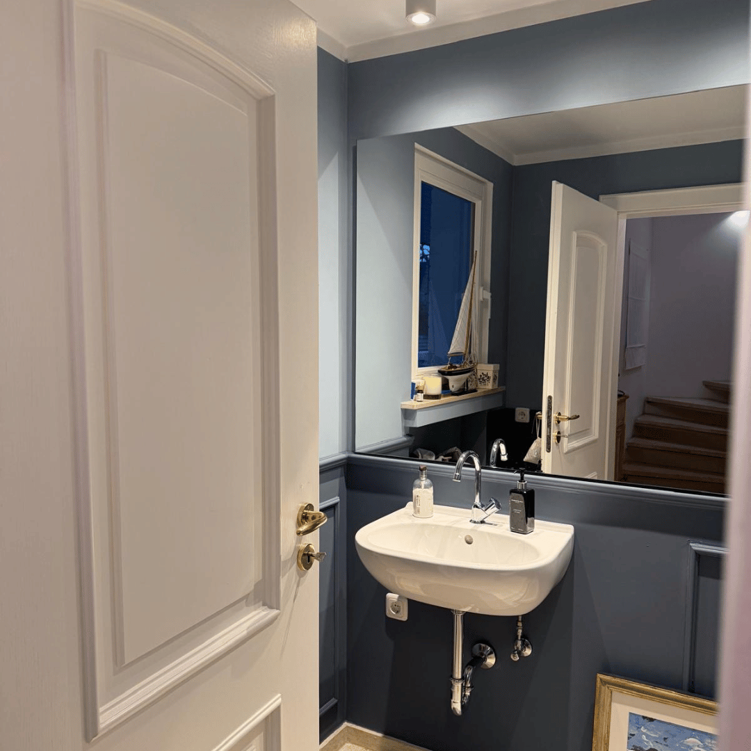 Gäste-Wc nachher gestrichen in Annas Blau 168 und Der Junge Baron 314 von Anna von Mangoldt