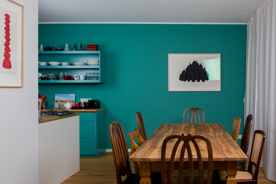 Offenes Wohn- und Esszimmer mit einer Akzentwand in Türkis (ESMERALDA 50) von Anna von Mangoldt Farben.