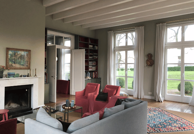 Titelbild Kreidefarbe mit gestrichenem Wohnzimmer im Hintergrund