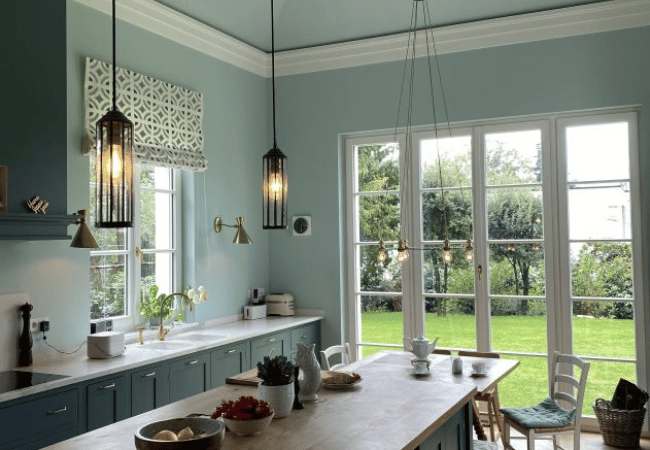 Titelbild Resistfarbe mit gestrichener Küche im Hintergrund